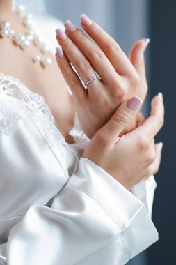 Gelinin ellerinde parmağında alyans vardı. Düğün töreni..