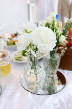 Vazoda güzel bir buket beyaz çiçek. Şenlik Dekoru.