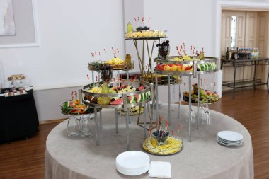 Meyve büfesi masası: karpuz, üzüm, armut.