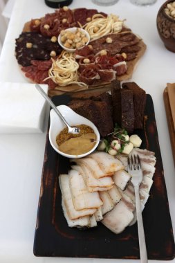 Pastırma ve et parçaları açık büfe masasında..