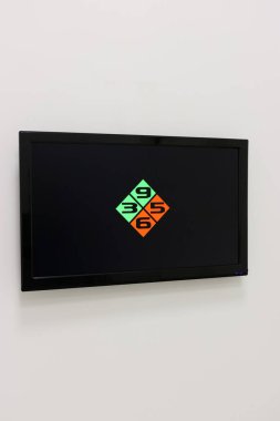 Görme testi için 3, 5, 6 ve 9 rakamlarını gösteren yeşil ve turuncu karelerden oluşan siyah bir arkaplan gösteren dijital optometri ekranı