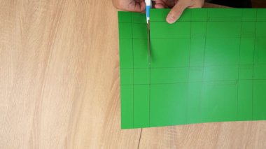 Çizgili şablon çizgileri boyunca renkli karton kesme, DIY yaratıcı proje için kağıt model parçaları el yapımı.