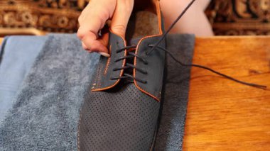 Temizlik, cilalama ve deri ayakkabılarla ilgilenme. Parlatma ve bakım için fırça ve bez kullanma..