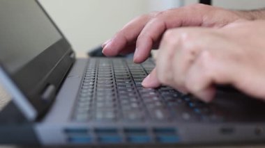 Ahşap bir masanın üzerinde dizüstü bilgisayar klavyesi ve fare kullanarak ellerinizi yakın plan çekin. Modern hayatta iş, internet gezisi ve teknoloji kavramı.