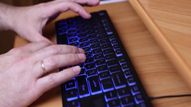 Eller dizüstü bilgisayarda, klavye ve fareyle ahşap masa üzerinde çalışıyor, teknoloji, internet, dijital çalışma, iletişim ve modern yaşam tarzı kavramı.