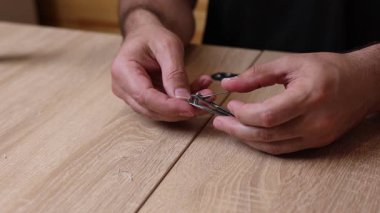 Tırnaklarını tırnak makasıyla kesen ve dişlerini törpüleyen biri. Kişisel temizlik..