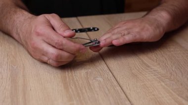 Tırnaklarını tırnak makasıyla kesen ve dişlerini törpüleyen biri. Kişisel temizlik..