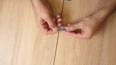 Tırnaklarını tırnak makasıyla kesen ve dişlerini törpüleyen biri. Kişisel temizlik..