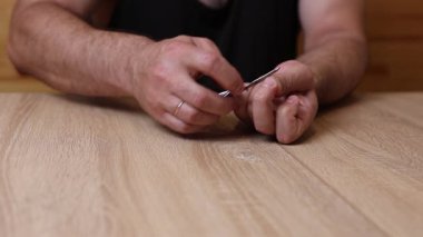 Tırnaklarını tırnak makasıyla kesen ve dişlerini törpüleyen biri. Kişisel temizlik..