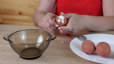 Haşlanmış yumurta soymak. Yumurtalı yemek hazırlıyorum..