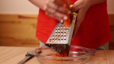 Havuçlar rendelenmiş. Havuçtan yemek yapmak..