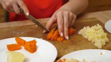 Haşlanmış patates ve havuç doğranır. Sebze yemeği hazır..