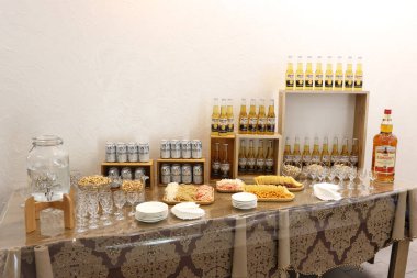 Bira, peynir, cips ve fındıklı büfe masası..