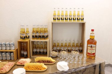 Bira, peynir, cips ve fındıklı büfe masası..