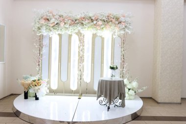 Floresan ışıklandırmalı şenlikli bir fotoğraf bölgesi çiçeklerle süslenmiştir..