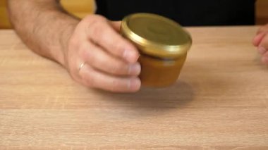 Adamın biri propolis çözeltisi şişesini sallıyor. Geleneksel tıp.