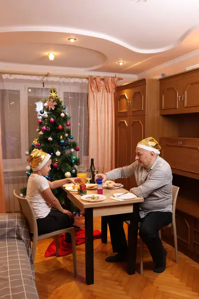 Baba oğul Noel 'i ya da yeni yılı bir şenlik masasında kutluyorlar.