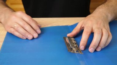 Kağıtlar bir ataç ile klasörde korunuyor..