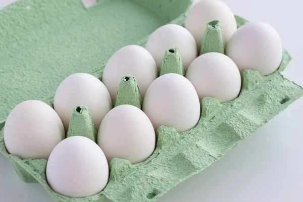 白い箱の中の鶏の卵 — ストック写真