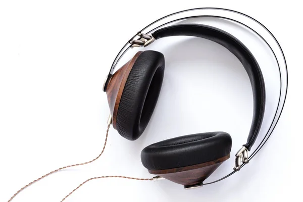 Beyaz arkaplanda izole kulaklıklar