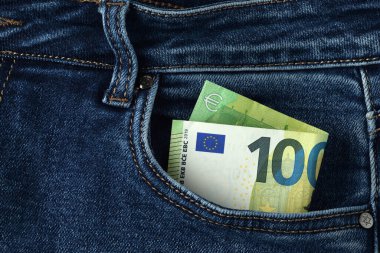 Kot pantolonun cebinde 100 Euro. 100 Euro banknot