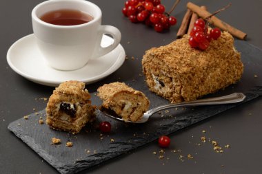 İsviçre ekmeği ve bir fincan çay