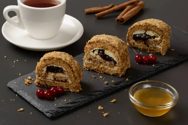 İsviçre ekmeği ve bir fincan çay