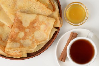 Ballı krep ve masada çay. Düz gözleme görünümü