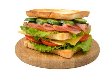 Salamlı, peynirli, domatesli ve ahşap tabakta salatalıklı ev yapımı sandviç.