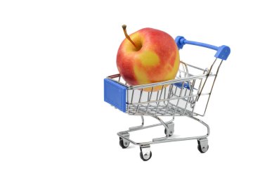 Alışveriş arabasındaki elma izole edilmiş.