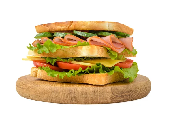 Sandwich Casero Con Jamón Queso Tomate Pepino Plato Madera —  Fotos de Stock