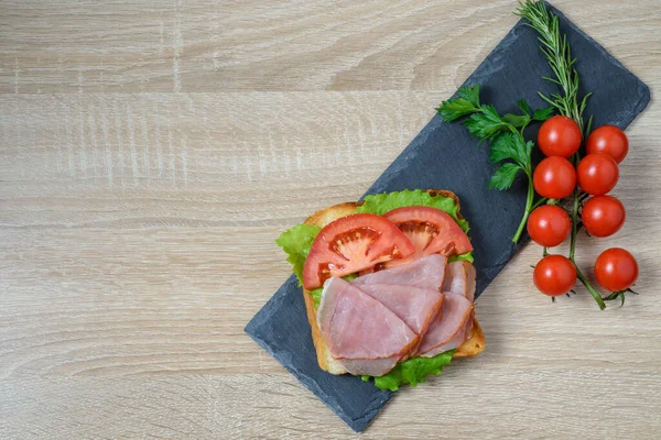 Бутерброд Шинкою Помідорами Зеленим Салатом Дошці Шиферу — стокове фото