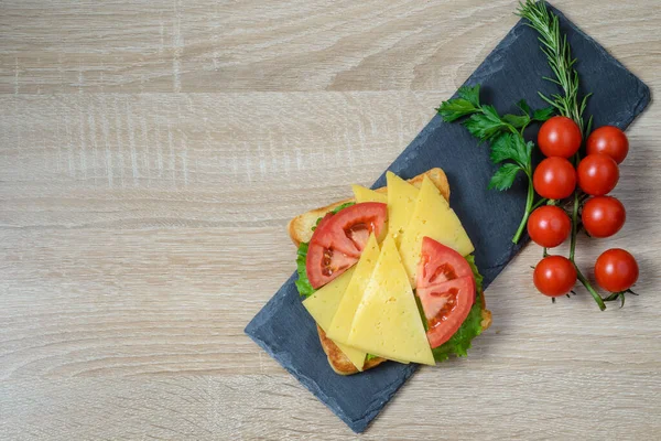 Бутерброд Сиром Помідорами Зеленим Салатом Дошці Шиферу — стокове фото