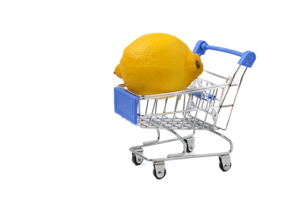 Limon alışveriş arabasında izole.