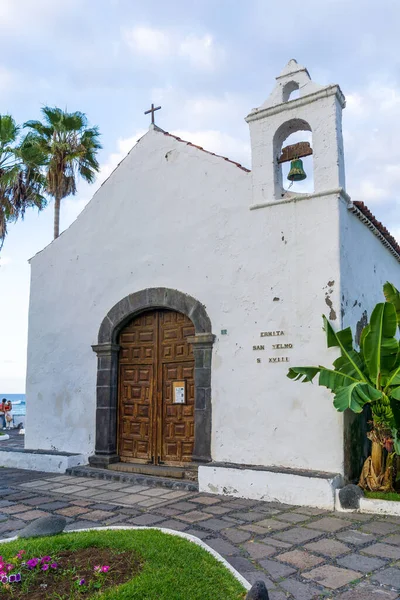 Eski bir kilisenin manzarası