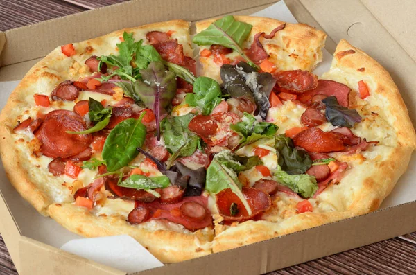 Pizza Med Ost Och Salami Royaltyfria Stockfoton