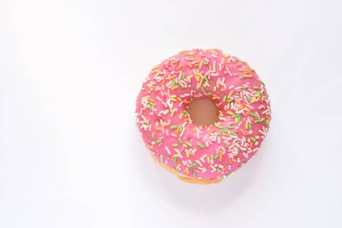 Beyaz arka planda izole edilmiş pembe çörekler, üst manzara.