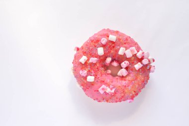 Beyaz arka planda izole edilmiş pembe çörekler, üst manzara.