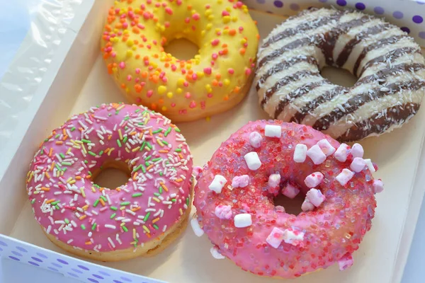 Kleurrijke Donuts Een Plastic Doos Close — Stockfoto