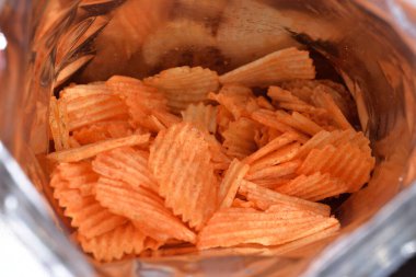 Paketin içinde patates cipsi var.