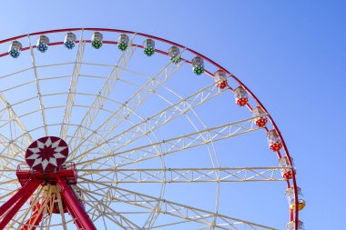 Lunaparkta dönme dolap.
