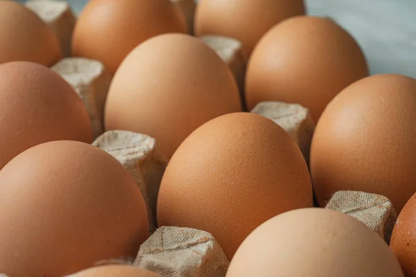 Kutu kutusunda çiğ yumurta, yakın plan görüntü.