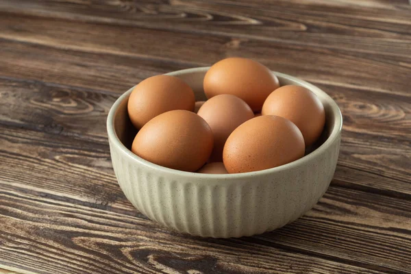 Ahşap Arka Planda Pişmemiş Yumurtalar Telifsiz Stok Imajlar