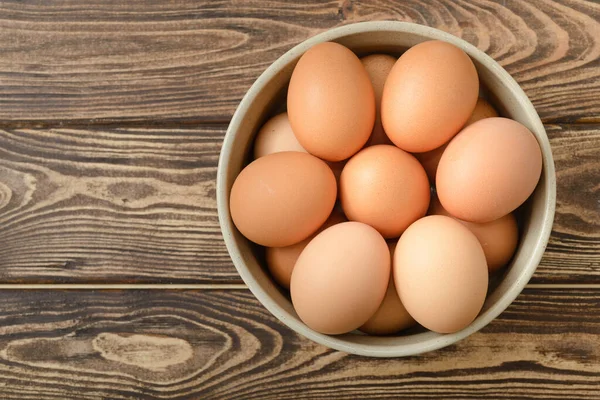 Ahşap Arka Planda Bir Kasede Çiğ Yumurta - Stok İmaj