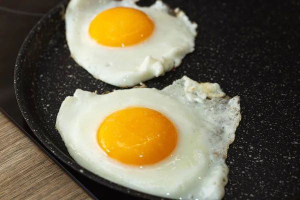 Elektrikli ocakta tavada yumurta kızartıyorum..