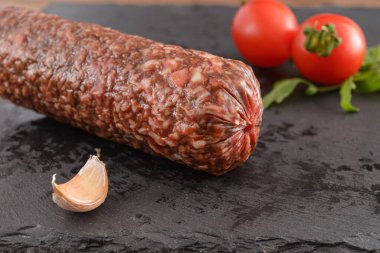 Domates ve sarımsaklı salam sosisi.