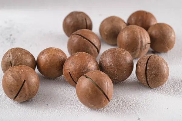 Nueces Australianas Macadamia Dispersas Sobre Fondo Blanco —  Fotos de Stock