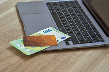Dizüstü bilgisayarda internet ödeme kavramı, kredi kartı ve euro kağıt parası