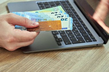 Kredi kartı ve para dizüstü bilgisayarda, ödeme konsepti
