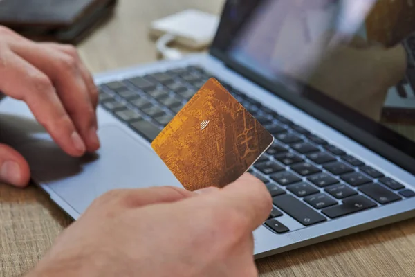 Çevrimiçi kredi kartıyla ödeme. Kredi kartı bir elde ve klavyede